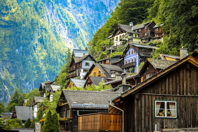 Hallstatt huisjes tegen bergwand